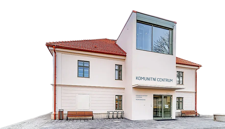 Budova Komunitního centra U Havrana ve Veltrusích s nápisem nad vchodem